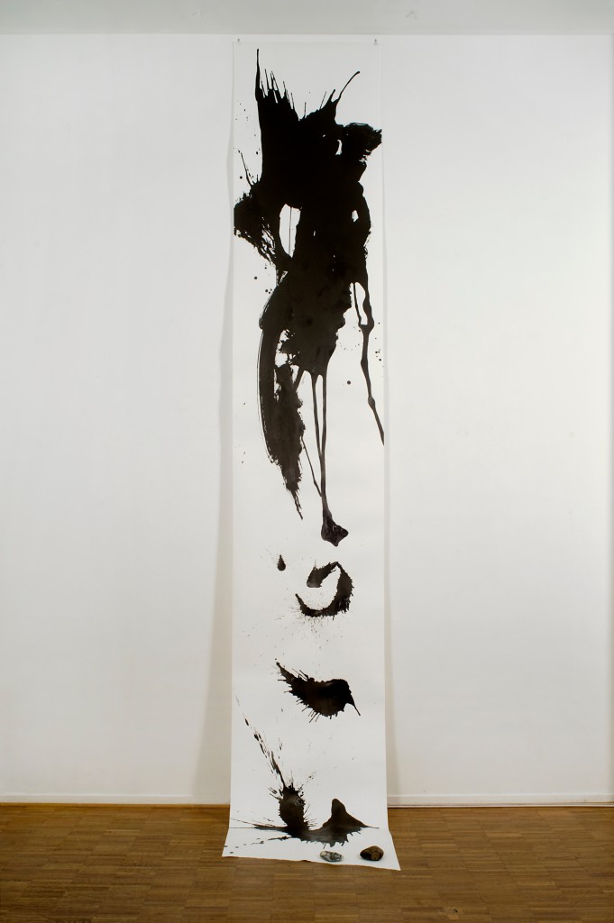 Ursula Werner, Kalligraphie, o.T., Tische auf Papierbahn, 0,70 x 4,40m; Copyright: Ursula Werner
