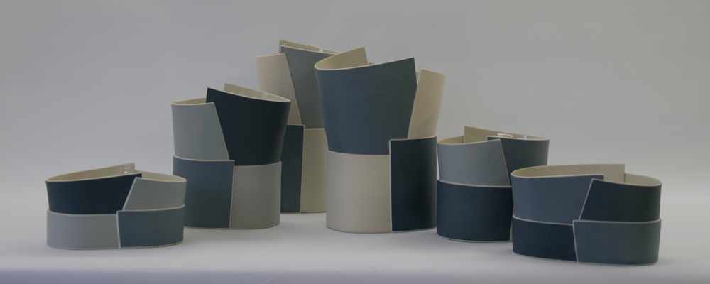 Juliane Herden, Vasen/Gefäße aus farbigen Porzellanplatten gebaut; (Copyright u. Foto J. Herden)